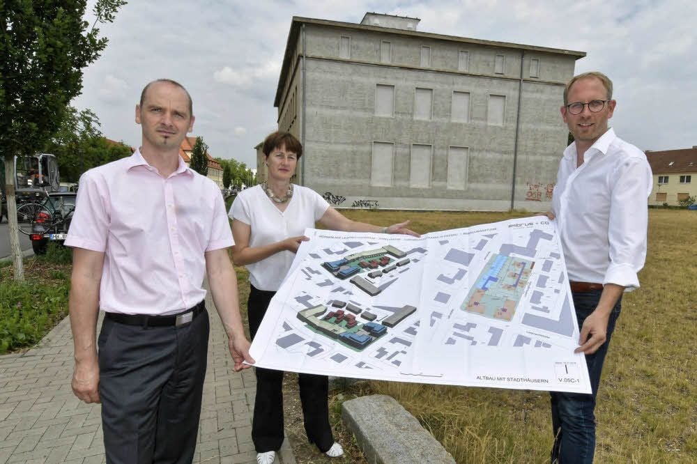 Matthias Kunz, Christiane Schlonski und Nicky Meißner (v.li.) zeigen den Plan für das Areal.