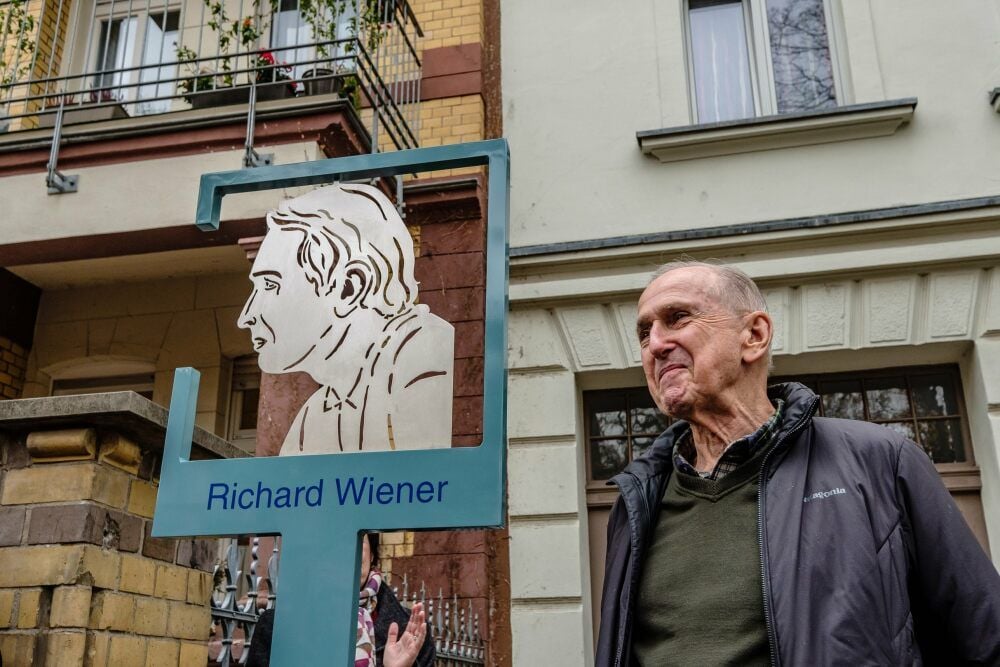 Wittenbergs Ehrenbürger Richard Wiener kam in den vergangenen Jahren häufiger in seine alte Heimat. Auch zum Pogromgedenken 2018 reiste er aus den USA an. Damals hatten Schüler Stelen wie diese vor den einstigen Wohnhäusern von Juden aus der Lutherstadt aufgestellt.