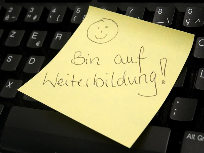 Manchmal ist in den Betriebsvereinbarungen oder in den tarifliche Bestimmungen geregelt, ob Arbeitnehmer Weiterbildungen wahrnehmen dürfen. Foto: Andrea Warnecke