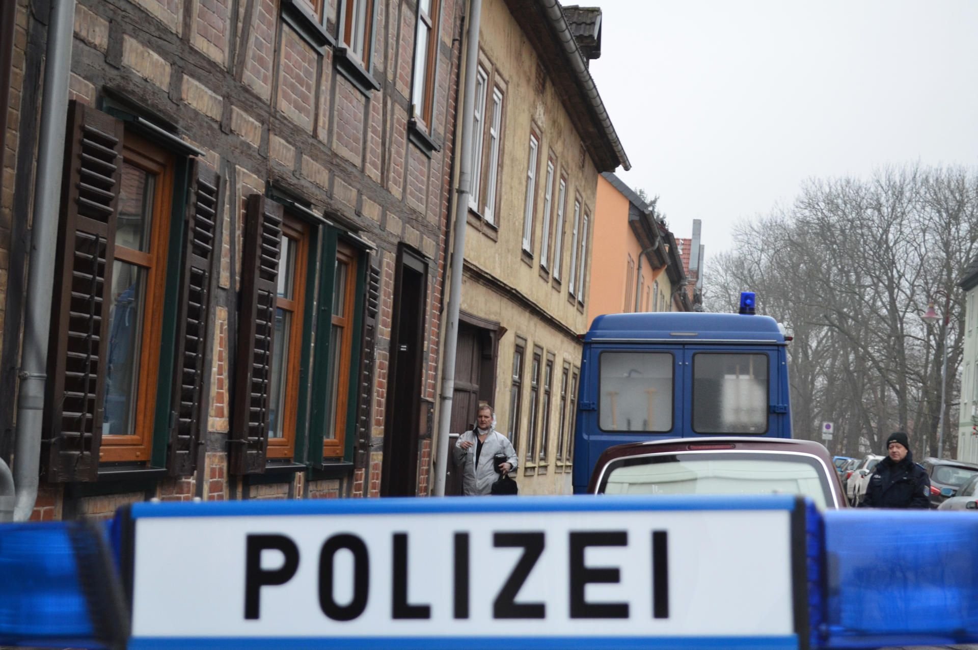 Polizisten stehen in Bad Langensalza vor einer Wohnung, nach dem eine tote Frau gefunden wurde.