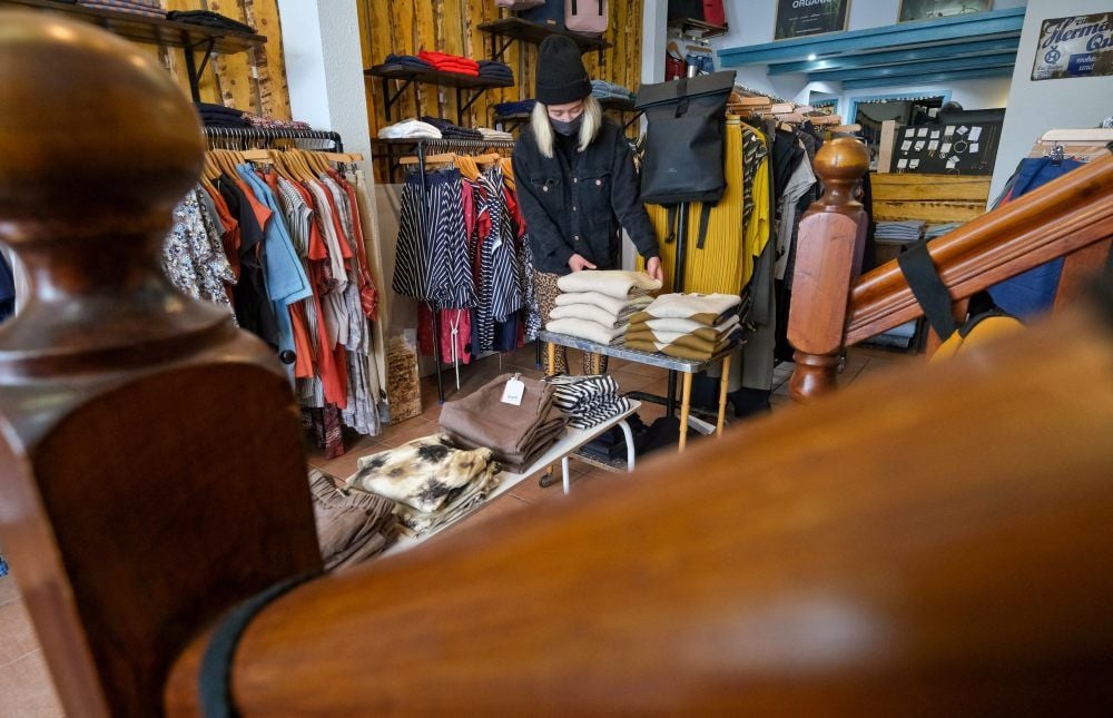 Laut Filialleiterin Pauline Herzberg kamen schon viele Stammkunden nach der Zwangspause zum Shoppen in das „Ankleidezimmer“.