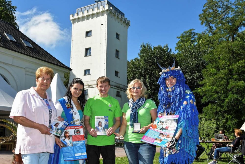 Das Elbzollhaus ist 2016 Festgelände. Hier stellen Bürgermeisterin Christa Müller, Schiffernixe Adriana Birkfeld, Lars Dähne und Christel Heppner vom Förderverein sowie Wassermann Stefan Koschitzky das Programm vor.