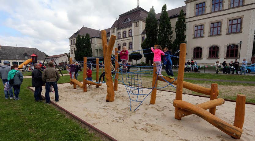 Von Annaburgs Partnerstadt Verl wurde der Spielplatz mit diesem Balanciergerät bereichert. 10.000 Euro wurden dafür zur Verfügung gestellt.
