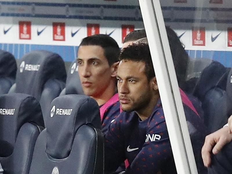 Sperre für drei Europapokal-Spiele: Neymar (r) hatte sich abfällig über Unparteiische geäußert. Foto: Michel Euler/AP/dpa