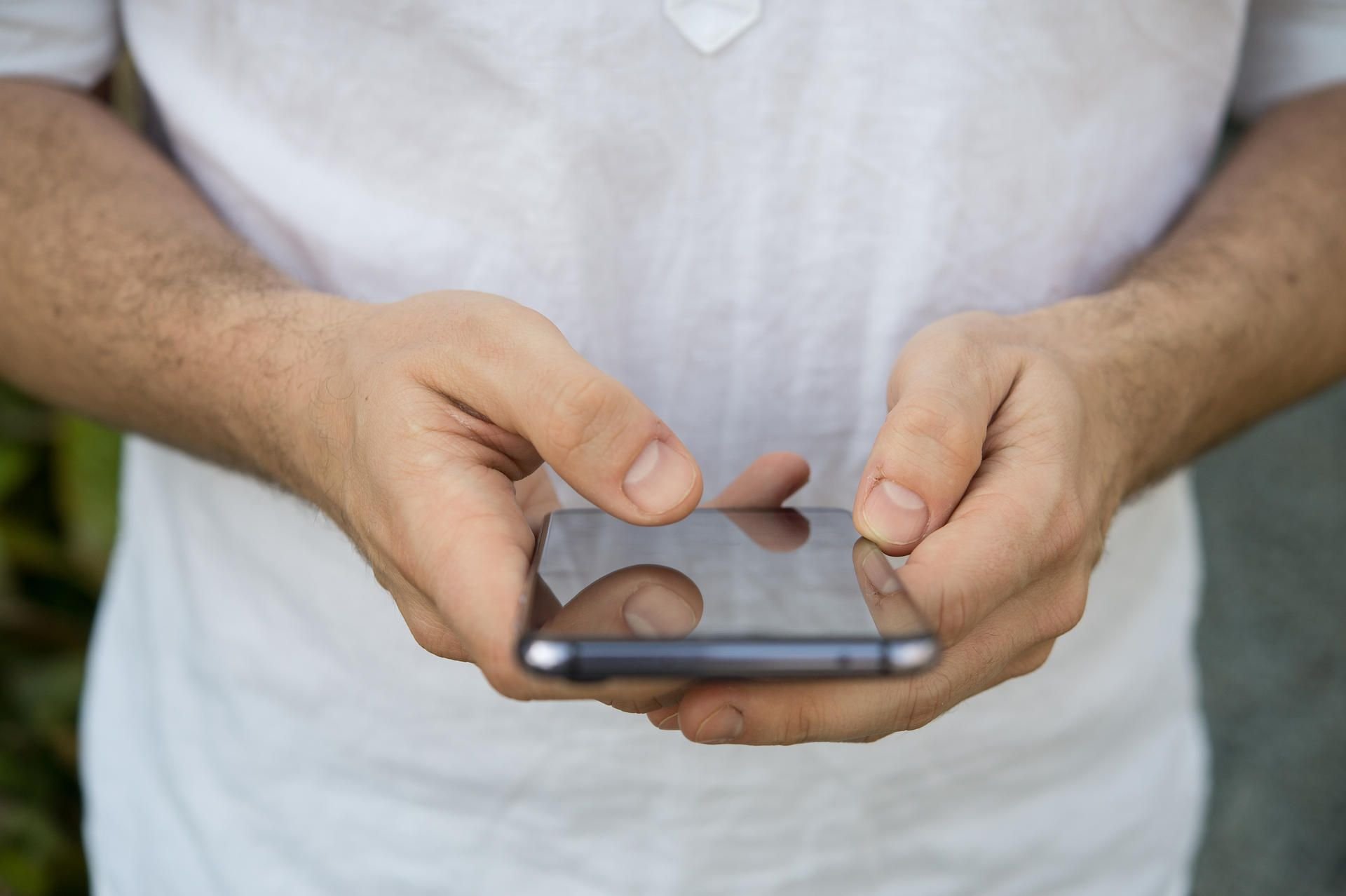 Das Smartphone ist fast überall dabei. Und strahlt.