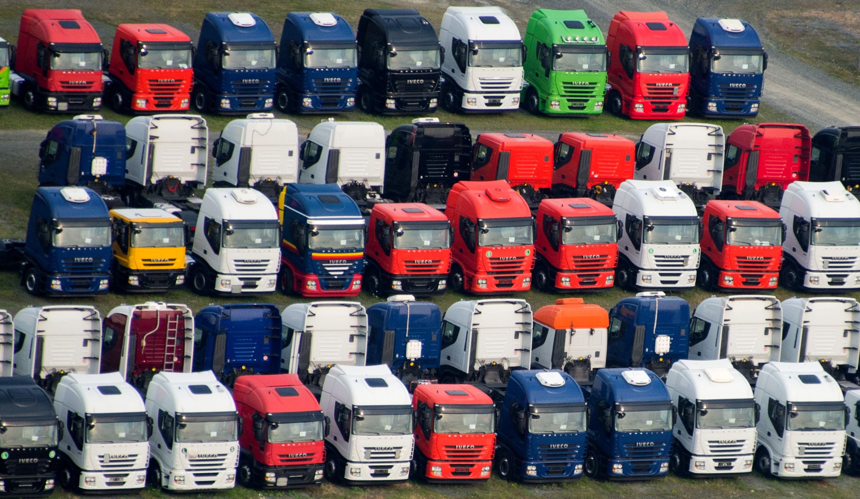 LKW stehen auf einem Parkplatz.
