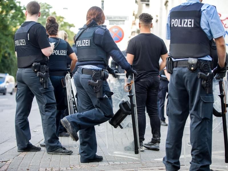 Polizisten beim Schlossgrabenfest in Darmstadt. Foto: Frank Rumpenhorst/Archiv