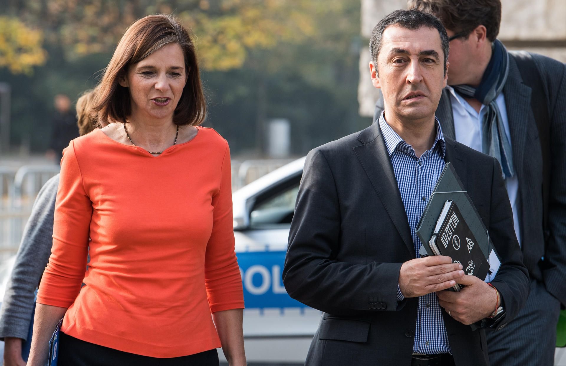 Zwischen Zuversicht und Skepsis: Katrin Göring-Eckardt und Cem Özdemir auf dem Weg zur ersten Verhandlungsrunde mit der FDP.
