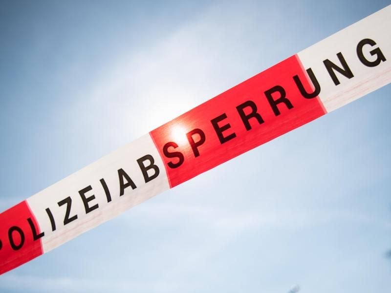 Eine Flatterband mit der Aufschrift Polizeiabsperrung weht im Wind. Foto: Matthias Balk/Archiv