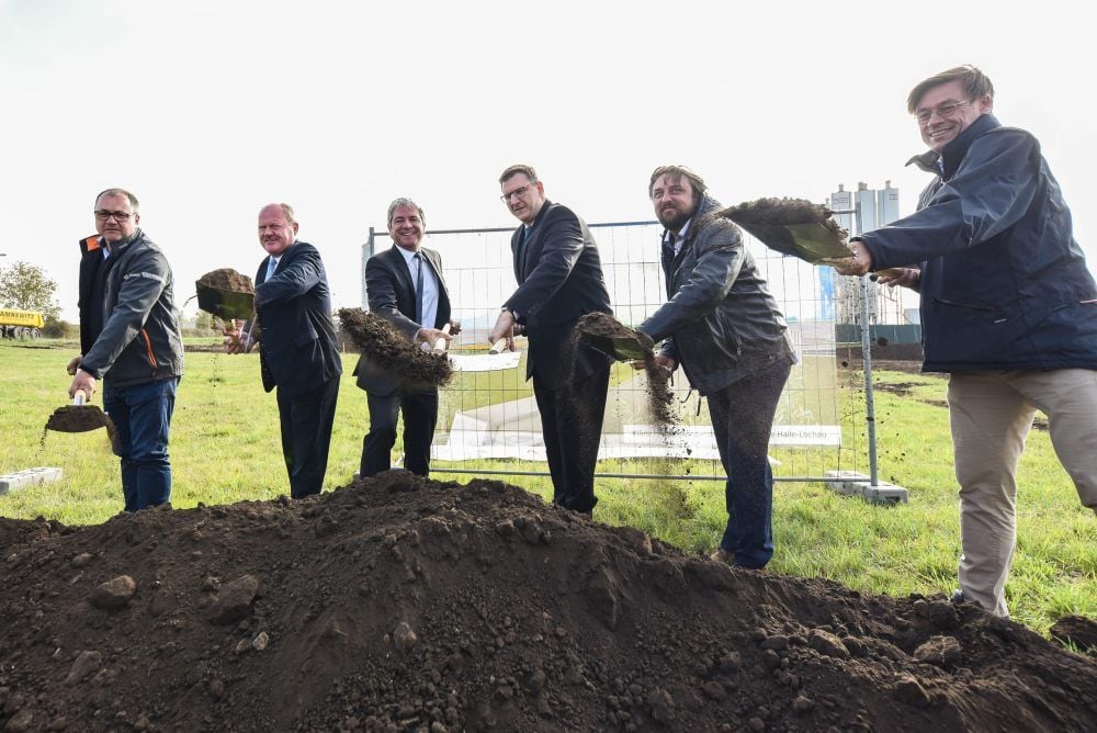 Den Spatenstich für die neue Klärschlammverbrennungsanlage vollzogen neben Vertretern des Investors sludge2energy und des Hauptlieferanten LAV Markranstädt auch Sachsen-Anhalts Landesentwicklungs- und Verkehrsminister Thomas Webel (2.v.l.)