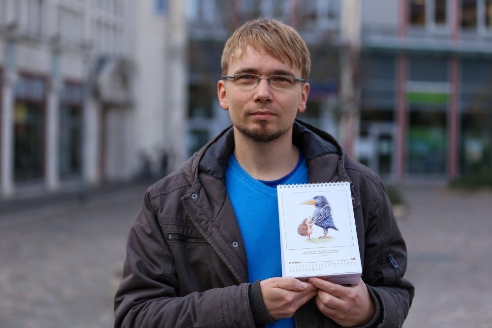 Künstler Danilo Pockrandt wurde bestohlen. Unbekannte haben aus seiner Ausstellung in der Stadtbibliothek Halle drei Originalzeichnungen entwendet, darunter auch „Rabe und Igel“. Dieses Motiv ist im Merseburg-Kalender der Gebrüder Pockrandt für 2020 zu sehen.