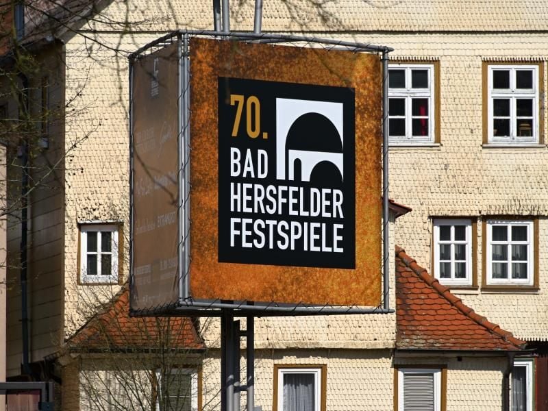 Ein großes Banner in der Innenstadt trägt Schriftzug und Logo der 70. Bad Hersfelder Festspiele. Foto: Uwe Zucchi/dpa/Archivbild