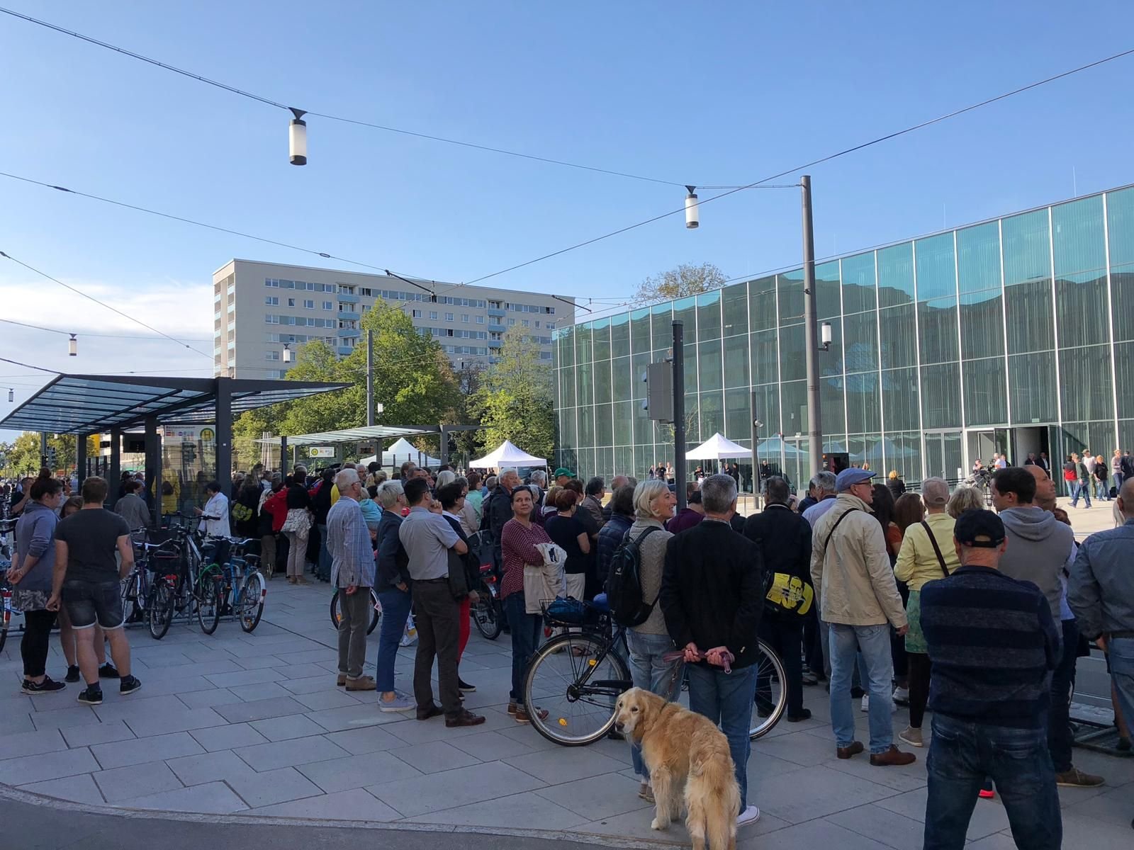 Zahlreiche Besucher haben sich vorm Bauhaus Museum versammelt.