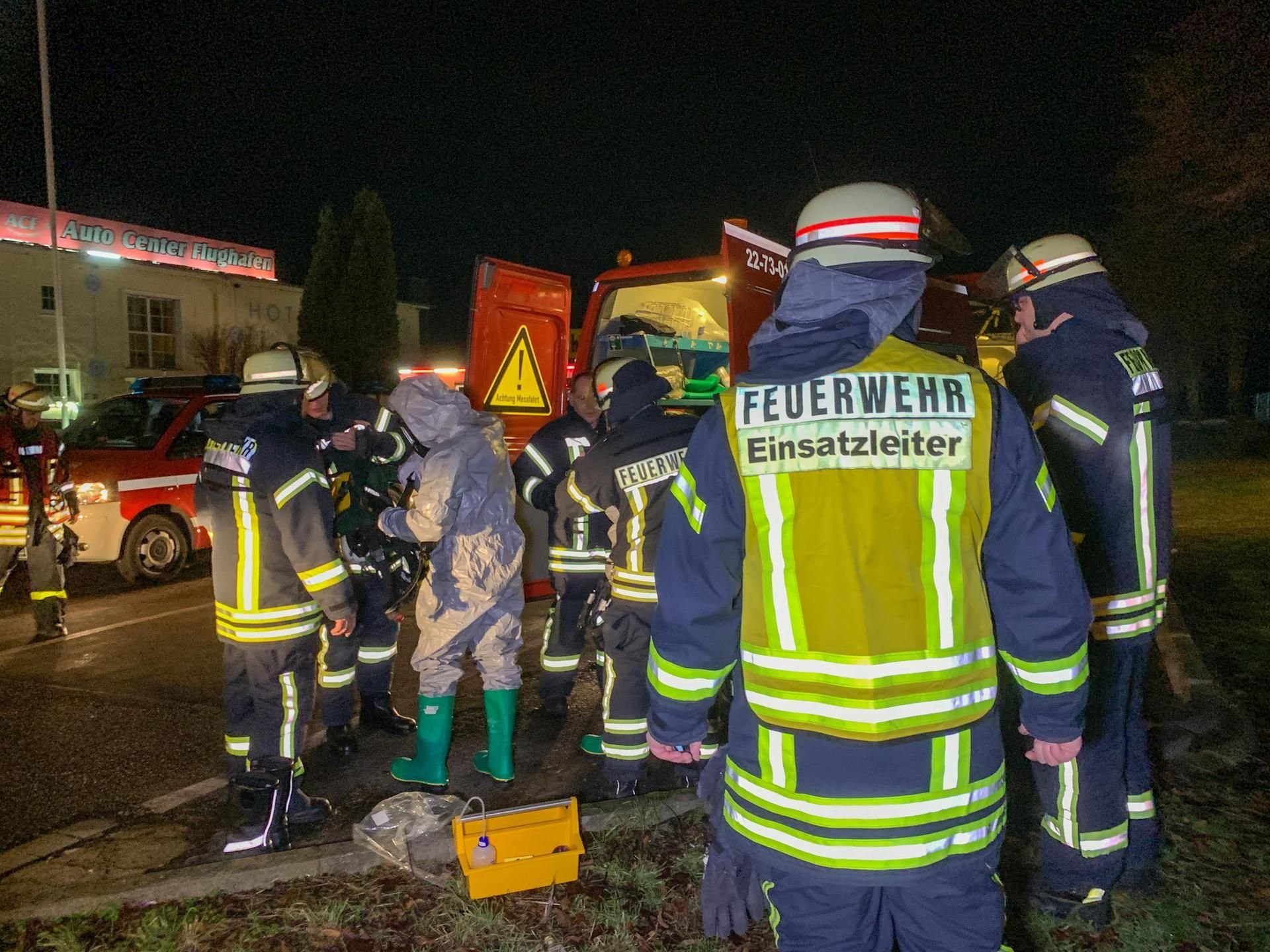 Am späten Freitagabend kam es zu einem außergewöhnlichen Einsatz der Feuerwehr in Magdeburg. Unter Schutzanzügen und Atemschutz wurden an den Weihnachtsbäumen gemessen und Buttersäure festgestellt-