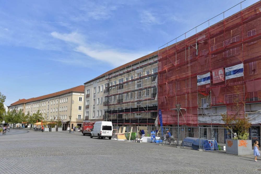 In der Zerbster Straße 12 wurde bereits der Putz abgetragen, die Nummer 14 ist schon eingerüstet.