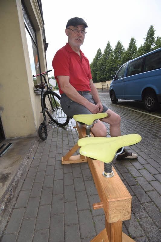 Siegmar Seidelt vor seinem Fahrradgeschäft am Zeitzer Brühl.
