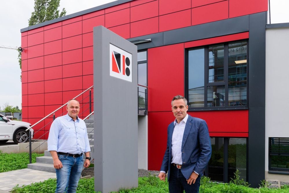 Geschäftsführer Alexander Quadflieg (r.) und Rinaldo Tews, der Technische Leiter der Naumburger Baugesellschaft, freuen sich über den zum 30-jährigen Firmenbestehen runderneuerten Unternehmenssitz am Hohen Stein.