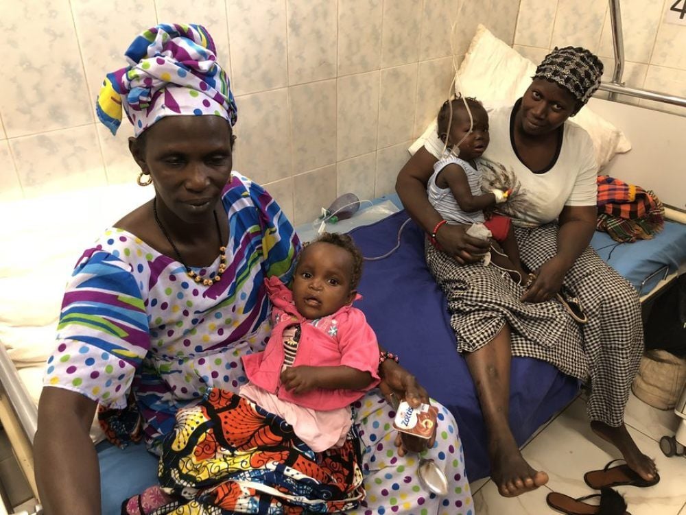 Zwei Frauen werden mit ihren Kindern in der ASB-Klinik in Gambia behandelt. Sie profitieren vom Verein „Drive to Help“ aus Deutschland.