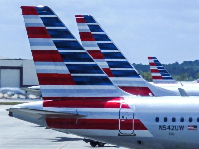 Passagierflugzeuge von American Airlines stehen auf dem internationalen Flughafen in Charlotte. Wegen eines Computerfehler könnten nun auch während Weihnachtszeit viele Maschinen am Boden bleiben. Foto: Tannen Maury