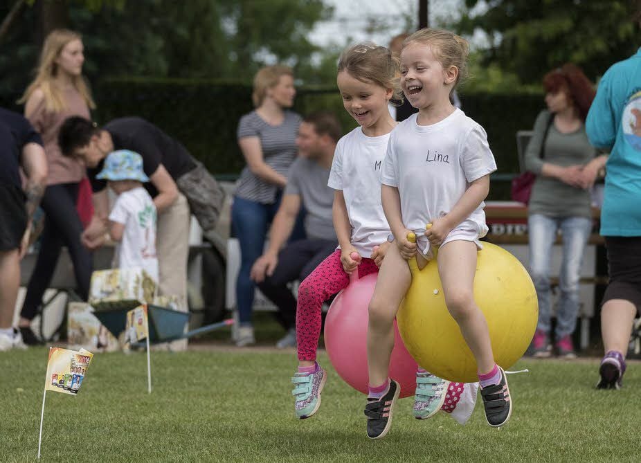 Mareile und Lina (r.) konnten vom Ballhüpfen nicht genug kriegen.