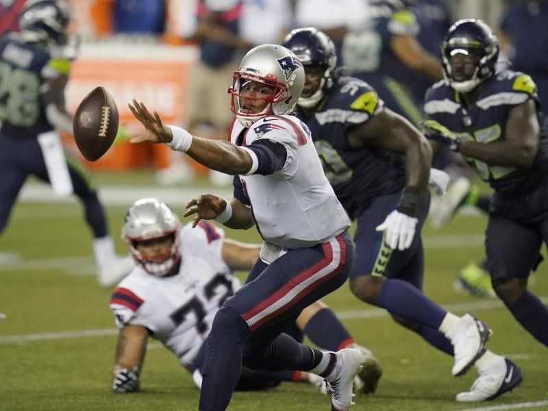 Cam Newton (M), Quarterback der New England Patriots, ist positiv auf Corona getestet worden. Foto: Elaine Thompson/AP/dpa