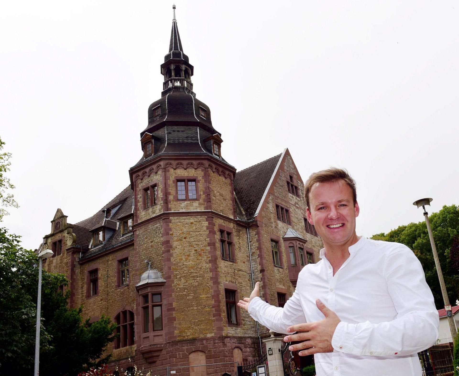 Schlagerbaron Phil Stewman vor dem Schloss in Gerbstedt