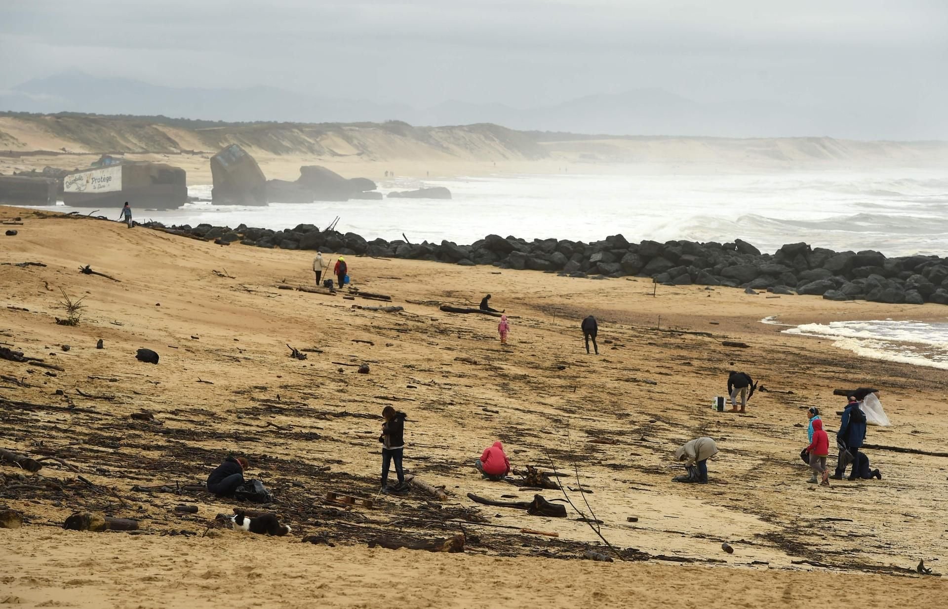 Zahlreiche Menschen suchen an der Küste von Capbreton nach den Kokain-Tütchen.