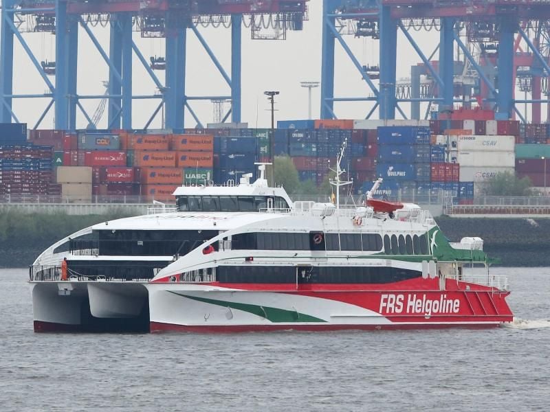 Die Helgolandfähre der Flensburger Förde Reederei Seetouristik, „Halunder Jet”, läuft in den Hamburger Hafen ein. Foto: Bodo Marks/Archiv