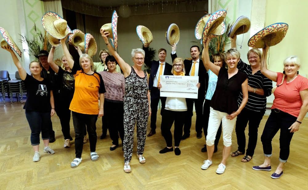 Hoch die Sombreros. Der Annaburger Country Line Dance Club hat von der Volksbank Elsterland 150 Euro bekommen.