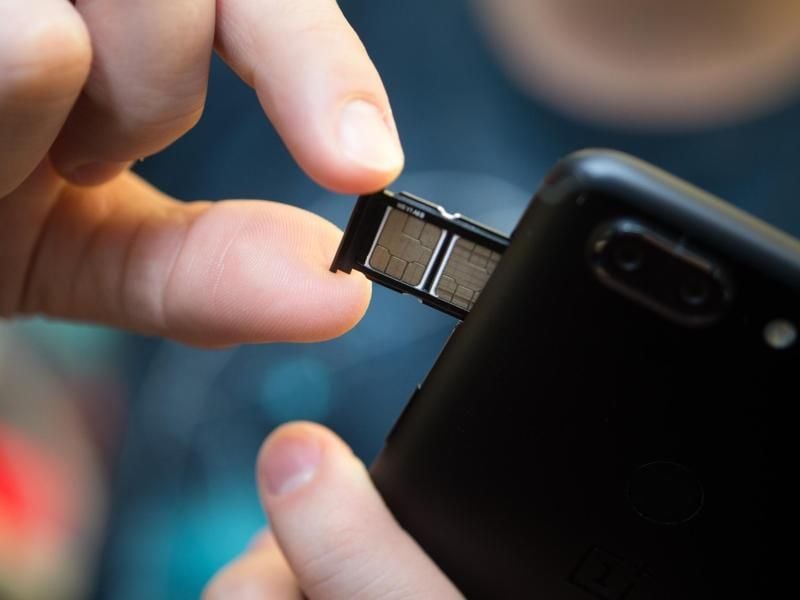 Mit einem Dual-SIM-Telefon können zwei Anschlüsse betrieben oder verschiedene Telefonie- und Datenanbieter genutzt werden. Foto: Franziska Gabbert/dpa-tmn