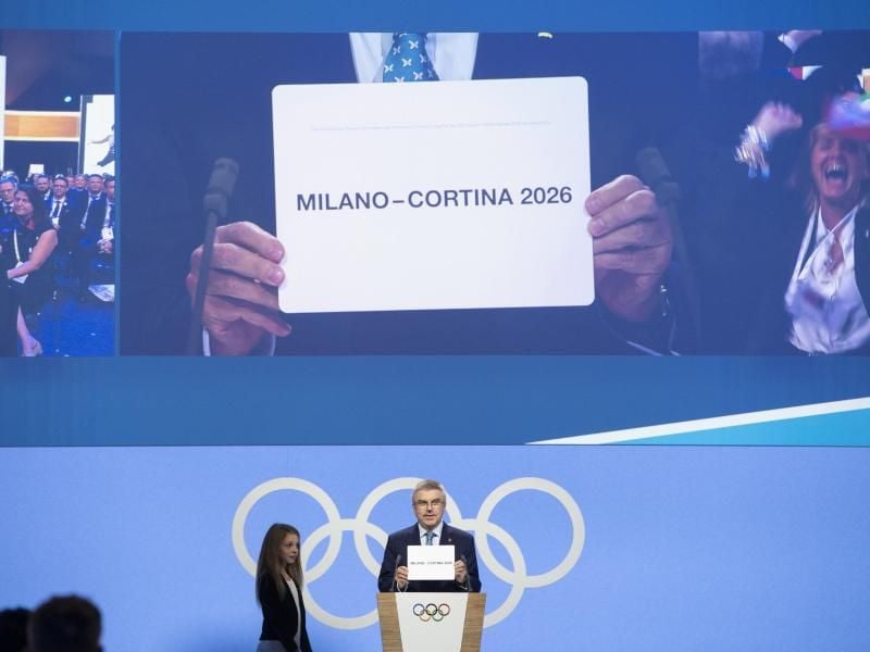 IOC-Präsident Thomas Bach verkündet das Ergebnis der Abstimmung. Foto: Laurent Gillieron/KEYSTONE
