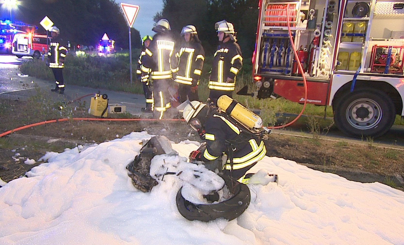 Die Feuerwehr löschte das in Flammen aufgegangene Motorrad.