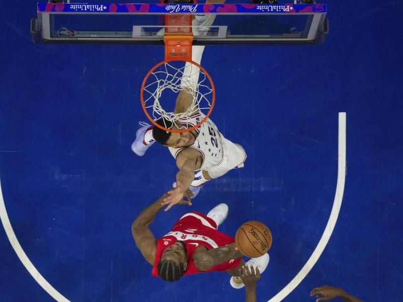 Kawhi Leonard (M) von den Toronto Raptors am Korb in Aktion gegen Ben Simmons (oben) von den Philadelphia 76ers. Foto: Chris Szagola/FR170982 AP