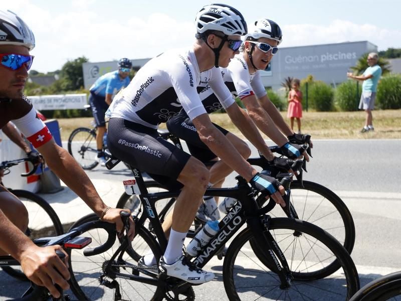 Sky-Kapitän Chris Froome (M) in Aktion. Foto: Peter Dejong/AP
