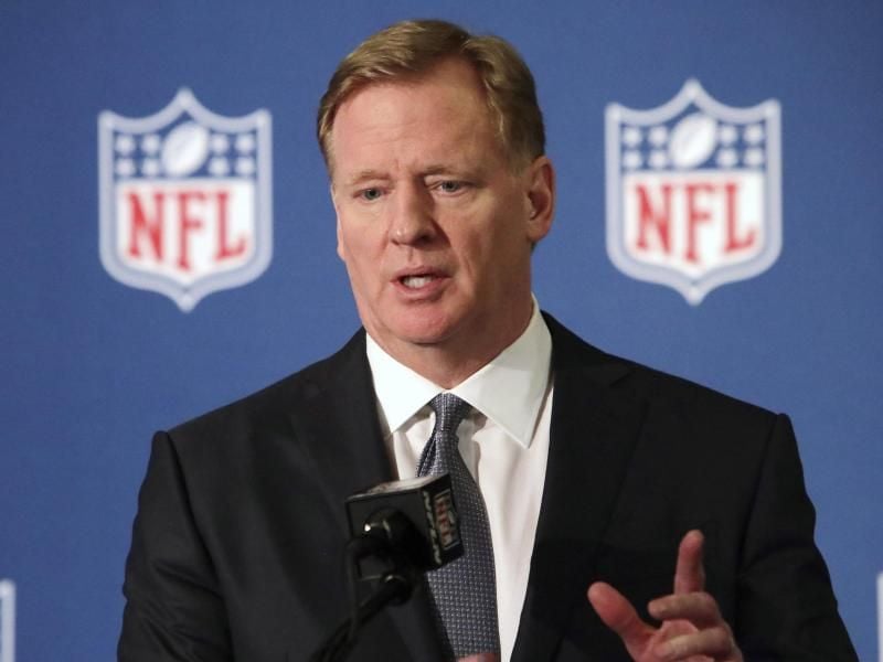 Roger Goodell, Chef der amerikanischen Football-Liga NFL, spricht während einer Pressekonferenz. Foto: Lm Otero/AP/dpa
