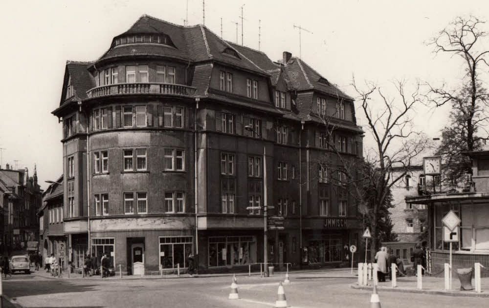 Wer wusste das oder erinnert sich noch daran? In diesem prägnanten Haus oben am Wendischen Berg - Wendische Straße 26/Neumarktstraße 14 , um es ganz genau zu sagen - befand sich viele Jahrzehnte lang das Domizil der bekannten Zeitzer Tanzschule Beck.