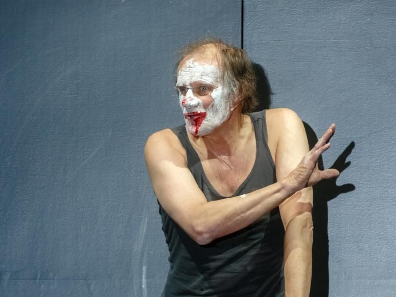 Der Schauspieler Edgar Selge auf der Bühne in Hamburg. Foto: Markus Scholz/Archiv