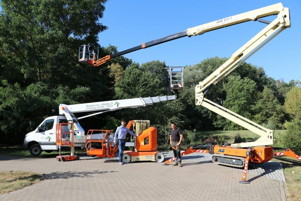 Für verschiedene Aufgaben gibt es unterschiedliche Arbeitsbühnen. Magnus Röhrbein von der Bär GmbH in Schweinitz steht an einer Vertikalmastbühne Toucan, André Mühlbach (rechts), der einen Baumservice betreibt, an einer Raupenarbeitsbühne.