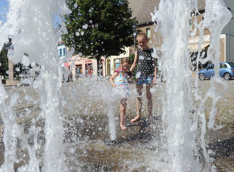Am Brunnen am Saigertor spielen oft Kinder.