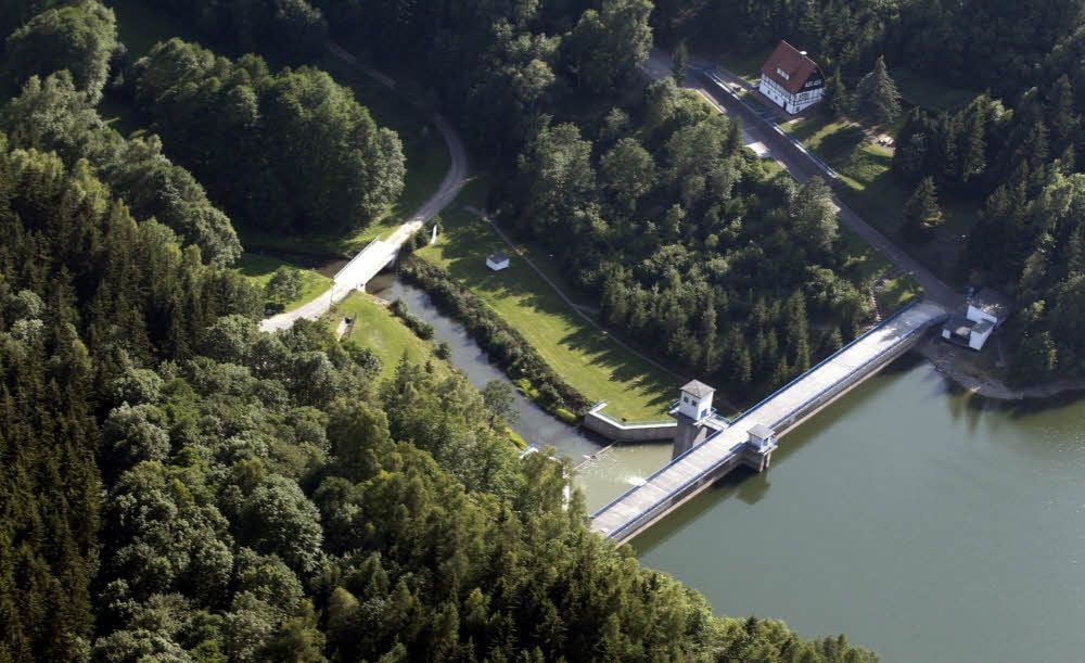 Die Luftaufnahme zeigt die 126 Meter lange Staumauer bei Wippra und die Verwaltungsgebäude, in denen heute der Talsperrenbetrieb sitzt.