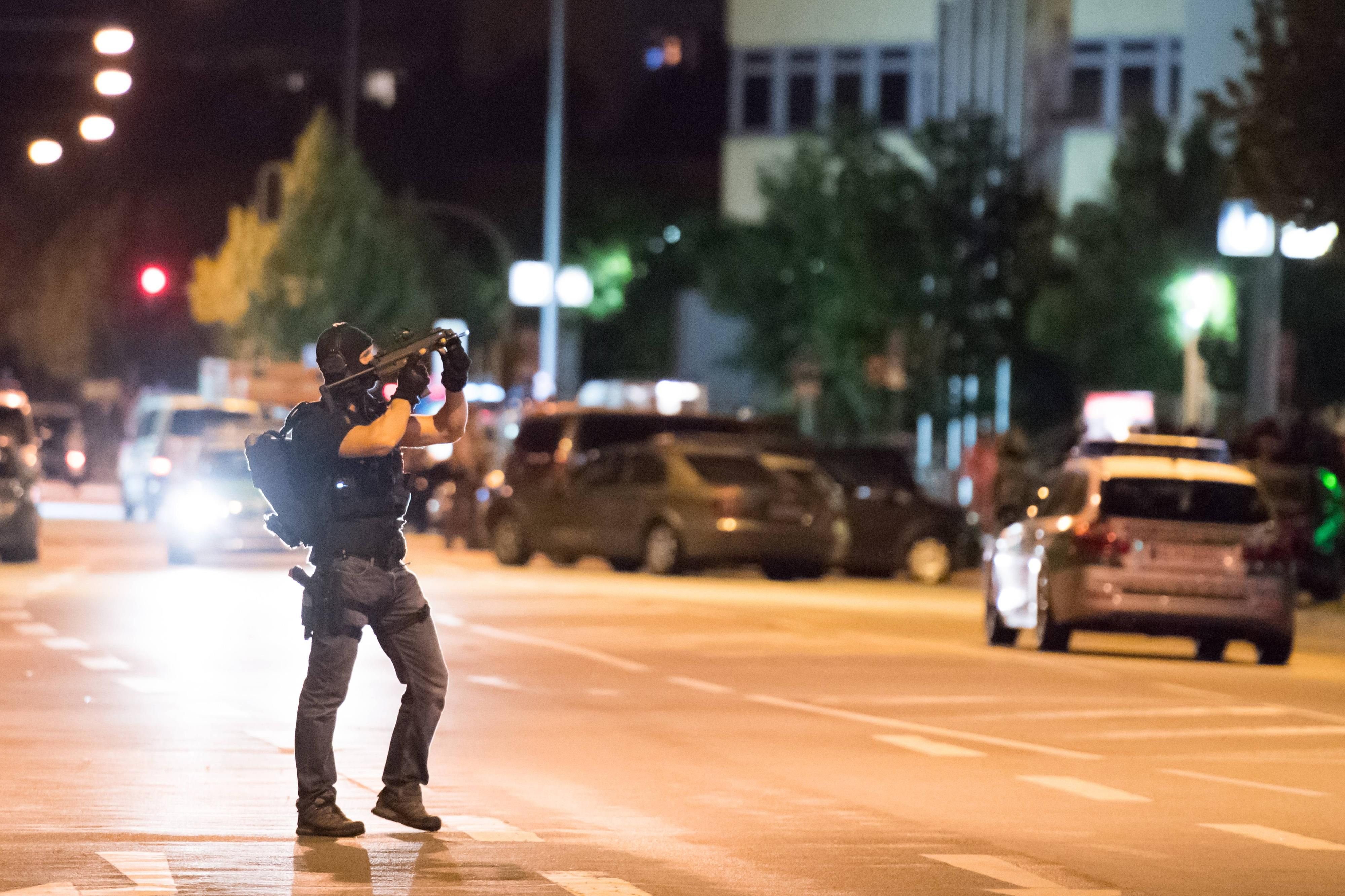 Am Abend des Amoklaufs steht ein Polizist auf der Straße vor dem OEZ - vor den Augen der Beamten erschießt sich Ali David S. an diesem Tag.