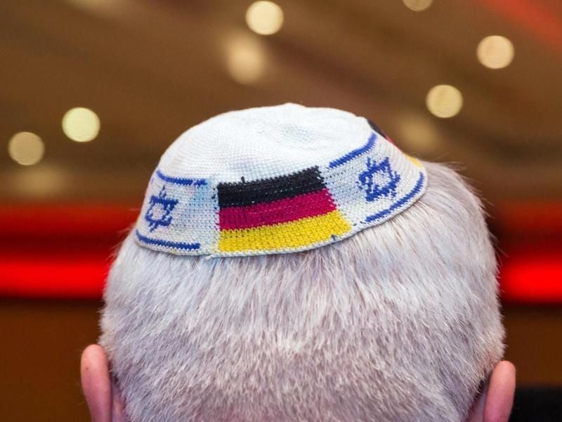 Eine Kippa mit eingearbeiteten israelischen und deutschen Fahnen. Foto: Frank Rumpenhorst