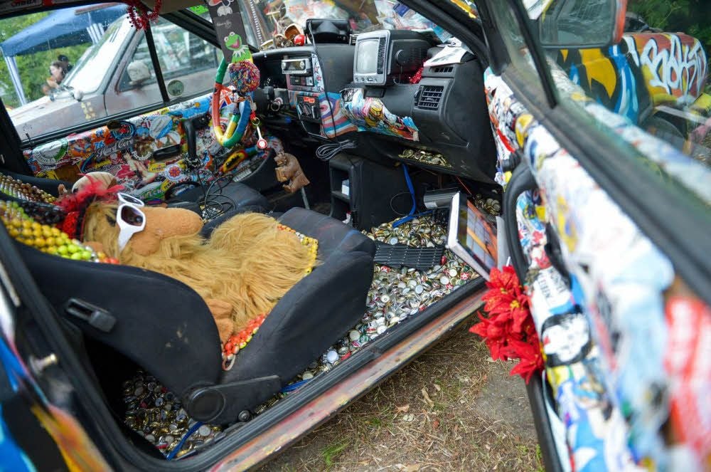 Aufkleber, Kronkorken, Plüschtiere. So sieht’s im Auto von Marcus B. aus.