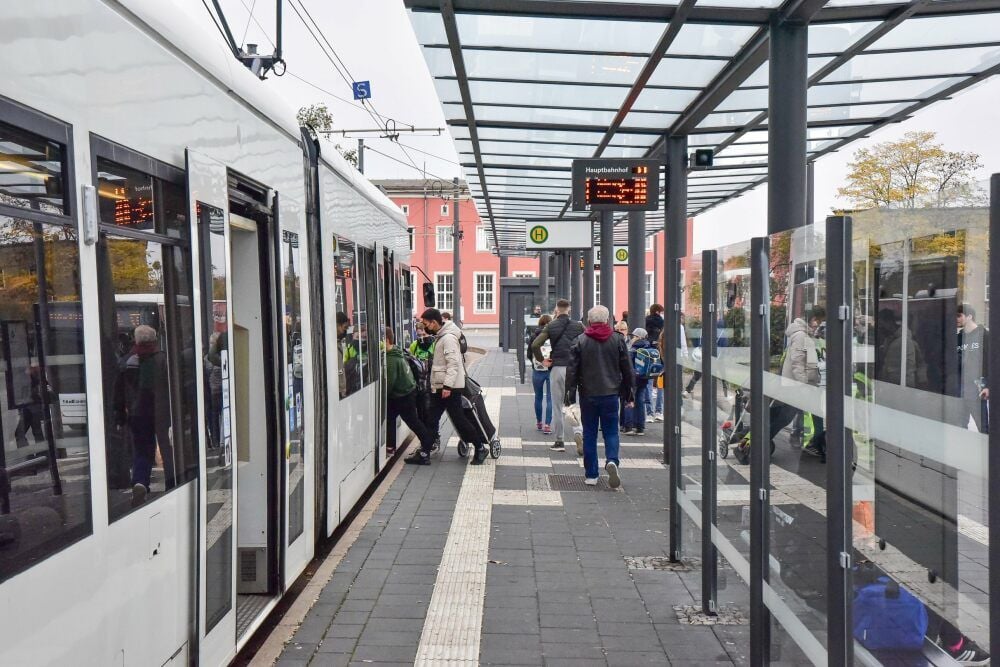 Reger Betrieb beim Ein- und Aussteigen am Dessauer Hauptbahnhof.