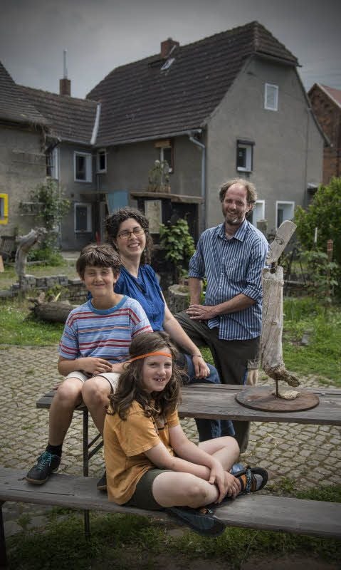 Clemens und Ligeia Reichstein leben hier glücklich mit ihren Söhnen Joschua und Kolja.