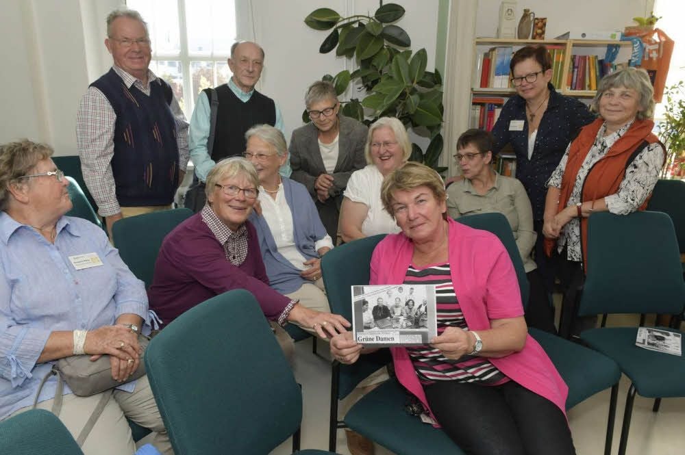 Der Ökumenische Besuchsdienst im Städtischen Klinikum Dessau ist seit 20 Jahren im Krankenhaus und im Altenpflegeheim „Am Georgengarten“ eingesetzt. Helga Tenschert (vorn) erinnert an die Anfänge.