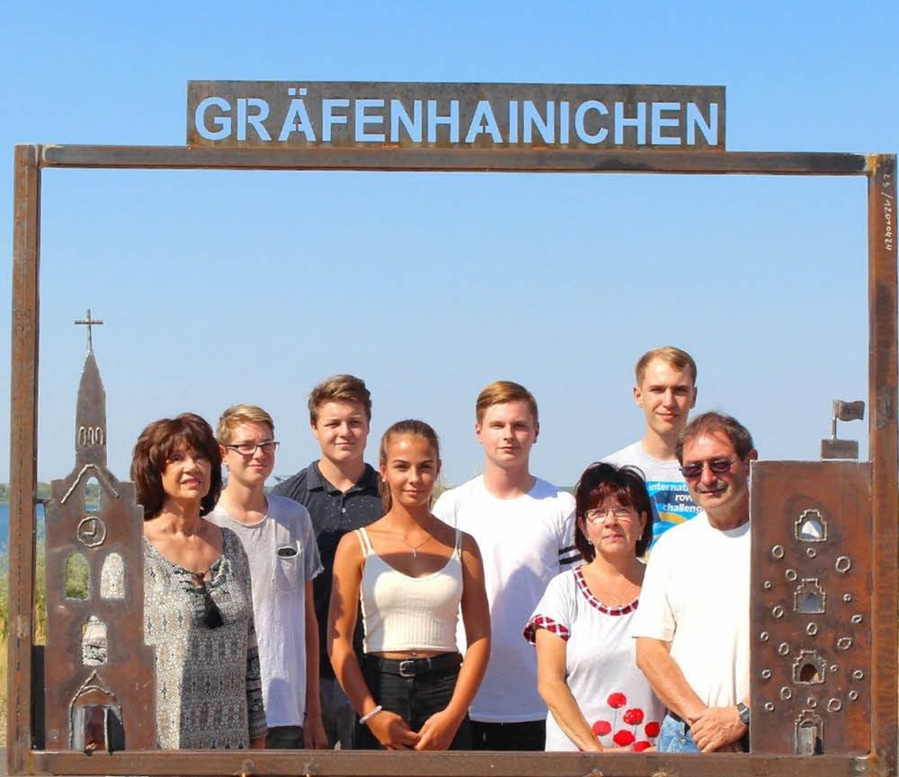 Schrottkünstler und Betreuer im neu aufgestellten Bilderrahmen vor dem Gremminer See.