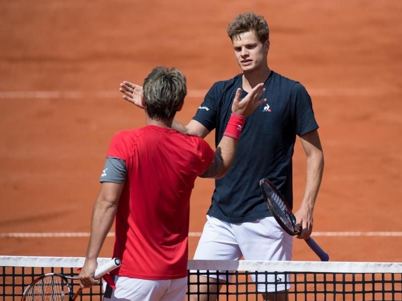 Marcos Baghdatis (l) aus Zypern gratuliert nach dem Spiel Yannick Hanfmann zum Sieg. Foto: Sven Hoppe