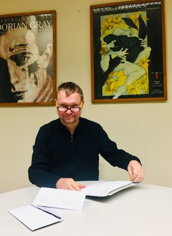 Christoph Werner, Intendant des Puppentheaters Halle, in seinem Arbeitszimmer
