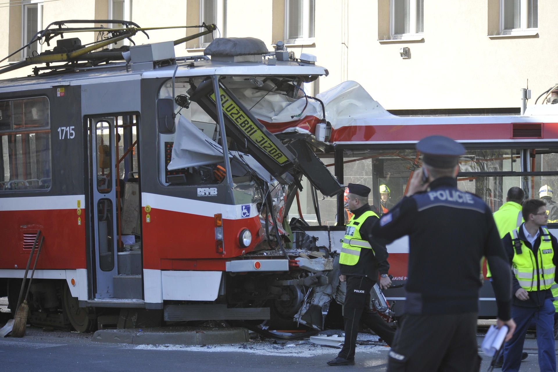 Polizisten stehen neben einer demolierten Straßenbahn in Brno (Tschechien) die mit dem Oberleitungsbus zusammengestoßen war.